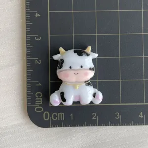 Detailopname van een schattige koe harsbedel, perfect voor telefoonhoesjes en haarspelden.