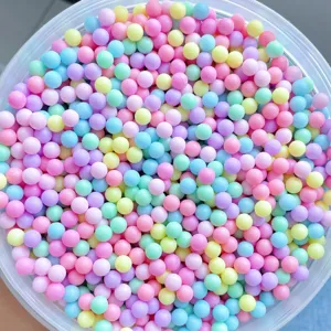 Perles en mousse couleur macaron en détail, perles en vrac colorées pour artisanat DIY.