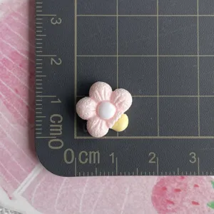 Mini cabochon di fiore in resina rosa dettaglio per bricolage, fermagli per capelli e decori.