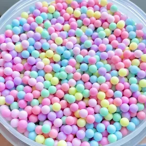 Gros plan sur des perles en mousse macaron colorées, idéales pour les loisirs créatifs et le slime.
