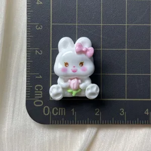 Niedlicher weißer Harz-Hasen-Anhänger mit rosa Schleife für DIY Handyhülle und Schmuck.