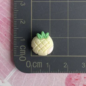 Mini ciondolo ananas in resina piatto per creazione fai da te forcine e decorazioni.