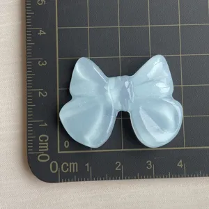 Primo piano dettagliato di un grande fiocco in resina glitterata traslucida per fai da te.