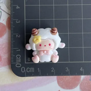 Dettaglio ciondolo in resina a forma di pecorella cartoon carina per mostrare le dimensioni.