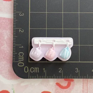 Miniatuur hars koffiekop wandmontage detail, schattig accessoire voor telefoonhoesjes.