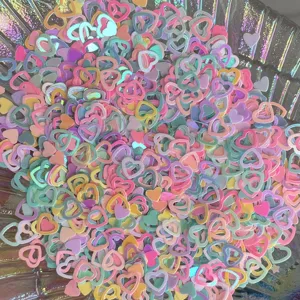 Paillettes a cuore colorate per fai da te, coriandoli glitterati pastello arte.