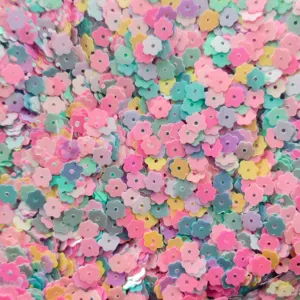 Primo piano di paillettes floreali colorate, ideale per lavori di bricolage.
