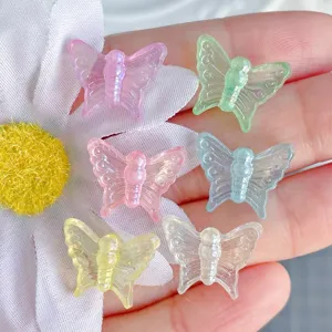 Nahaufnahme von bunten Schmetterlings-Harzperlen, ideal für Nageldesign und Bastelarbeiten.