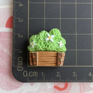 Mini Harz Topfpflanze Charms mit gruenen Blaettern und weissen Blueten fuer Bastelarbeiten.