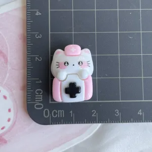 ciondolo gatto infermiera in resina vista dettagliata, ideale per cover per cellulari e accessori.
