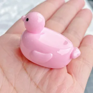 Primo piano dettagliato di un ciondolo anatra in resina rosa lucida, perfetto per accessori fai da te.
