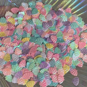 Ciondoli a conchiglia in resina colorata per fai da te e creazione di gioielli artigianali.