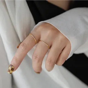Anillo fino de plata de ley S925 con circonitas, joyería minimalista elegante para mujer.