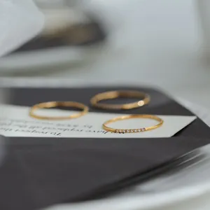 Detalle de anillo pavé de plata esterlina S925 delicado, anillo apilable minimalista