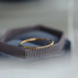 Anillo fino de plata de ley S925 con pavé de diamantes, joya minimalista muy elegante.