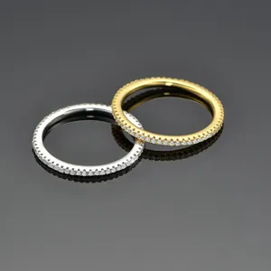 Primer plano detallado de anillos de eternidad pavimentados de plata esterlina S925.