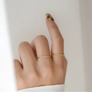 Anillo minimalista de plata S925 bañado en oro con pavé, anillos finos apilables.