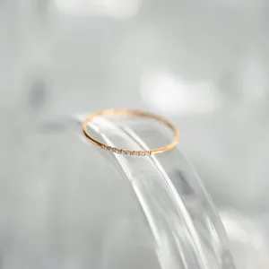 Anillo fino de plata pavé circonita vista detalle, joya minimalista elegante y delicada.