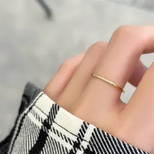 Detalle de anillo fino de plata S925 con pavé, joya brillante minimalista y elegante.