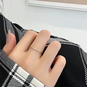 Anillo apilable de plata de ley 925 con pavé de circonitas joyería fina detalle