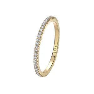 Anillo de plata de ley S925 con pavé de circonitas, alianza dorada minimalista para mujer.