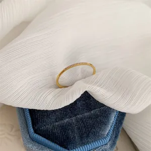 Anillo fino de plata de ley S925 con pavé de diamantes, joya de lujo minimalista elegante.