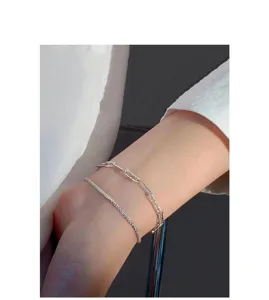 Foto de detalle de una pulsera de cadena geométrica brillante doble de plata esterlina S925.
