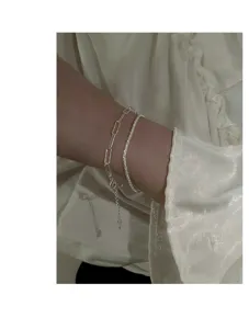 Pulsera doble de plata, detalles elegantes de cadena geometrica y cadena muy brillante.