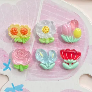 Vue détaillée de charms floraux en résine transparente colorée pour loisirs créatifs et accessoires.