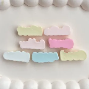 Ciondoli di lettere di nuvola in resina pastello cabochon DIY per forcine fatte a mano.
