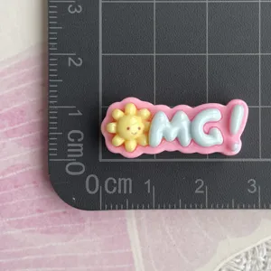 Grazioso dettaglio ciondolo in resina con lettere OMG cartoon per accessori custodia telefono DIY.
