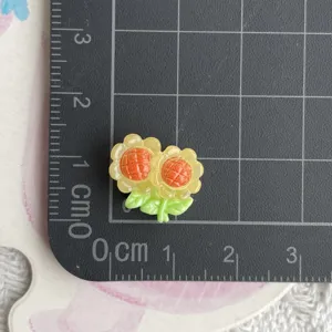 Mini fleur en résine transparente breloque DIY cabochon pour pince à cheveux et artisanat.