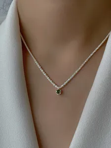 S925 silver green zircon necklace, sparkling chain detail shot for women's elegant wear