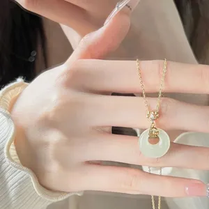 Nahaufnahme Detailansicht von S925 Sterlingsilber Hetian Jade Friedensschnalle Kette.