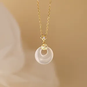 Exquisites Detailbild einer silbernen Hetian Jade Friedensschnalle Halskette mit Fu Anhänger.