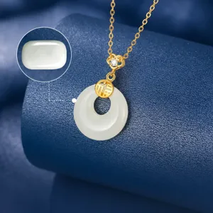 Elegante S925 Sterlingsilber Hetian Jade Friedensschnalle Halskette im traditionellen Stil.