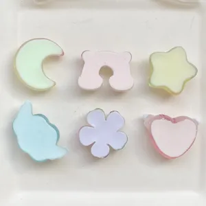 Set di ciondoli fai da te in resina pastello carina con varie forme come luna, stella, fiore e cuore.