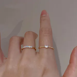 Vista detallada del anillo de corazón apilable de plata S925, joya de dedo abierta y delicada.