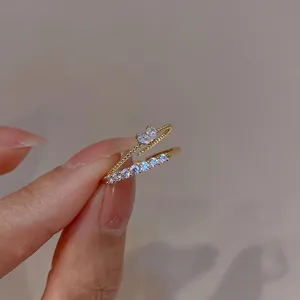 Anillo abierto de plata S925 con circonitas y corazón, joyería elegante y apilable.
