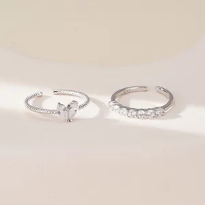 Anillos abiertos apilables de plata S925 corazón y pavé vista detallada, joyería de moda.