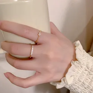 Anillos apilables de plata S925 con pavé de circonita y corazón. Elegante joyería de moda.