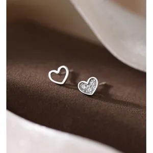 S925 Sterlingsilber asymmetrische Herz Ohrringe minimalistisch zart Mini Ohrschmuck