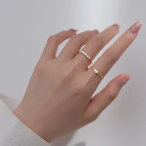 Elegantes anillos apilables de plata esterlina 925 con diamantes pavé y tierno diseño de corazón.