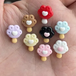 Nahaufnahme von bunten Mini-Katzenkätzchen-Eis-Harz-DIY-Charms für handgemachte Haarklammern.