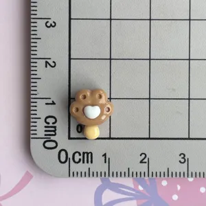 Nahaufnahme Detailansicht des Mini Harz Katzenpfote Eiscreme Anhängers für DIY Basteln Zubehör.