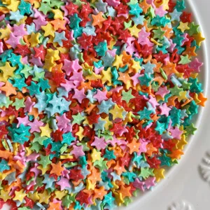 Détails de breloques étoiles en argile polymère colorée pour loisirs créatifs et coque téléphone.