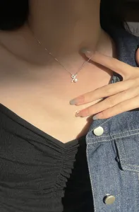 Primer plano detallado del elegante collar de plata esterlina con símbolo de porcentaje.