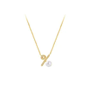 Vista detallada del collar de plata S925 con símbolo de porcentaje, perla y piedras brillantes.