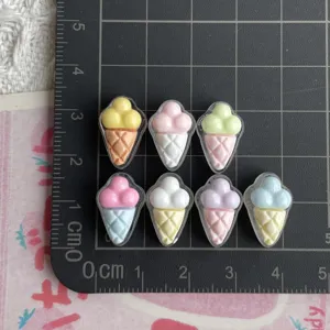 Mini Harz Eiscreme Cabochons Detail, süße Macaron Farben, perfekt für DIY Basteln und Haarspangen.