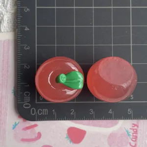 Primo piano dettagliato del grande ciondolo in resina mela rossa 3D accessorio fai da te.